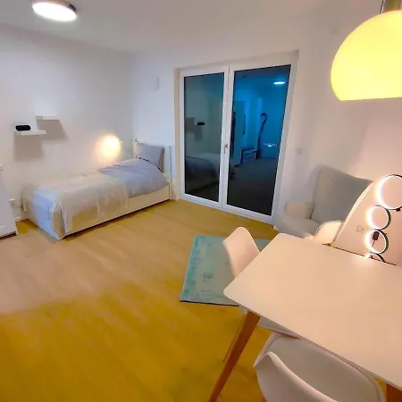 Attractive, 1-room In A Sought-after Location! *